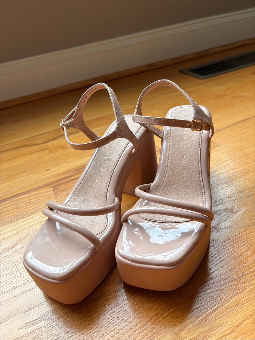 Chinese Laundry Avianna Platform Sandal — Size 7